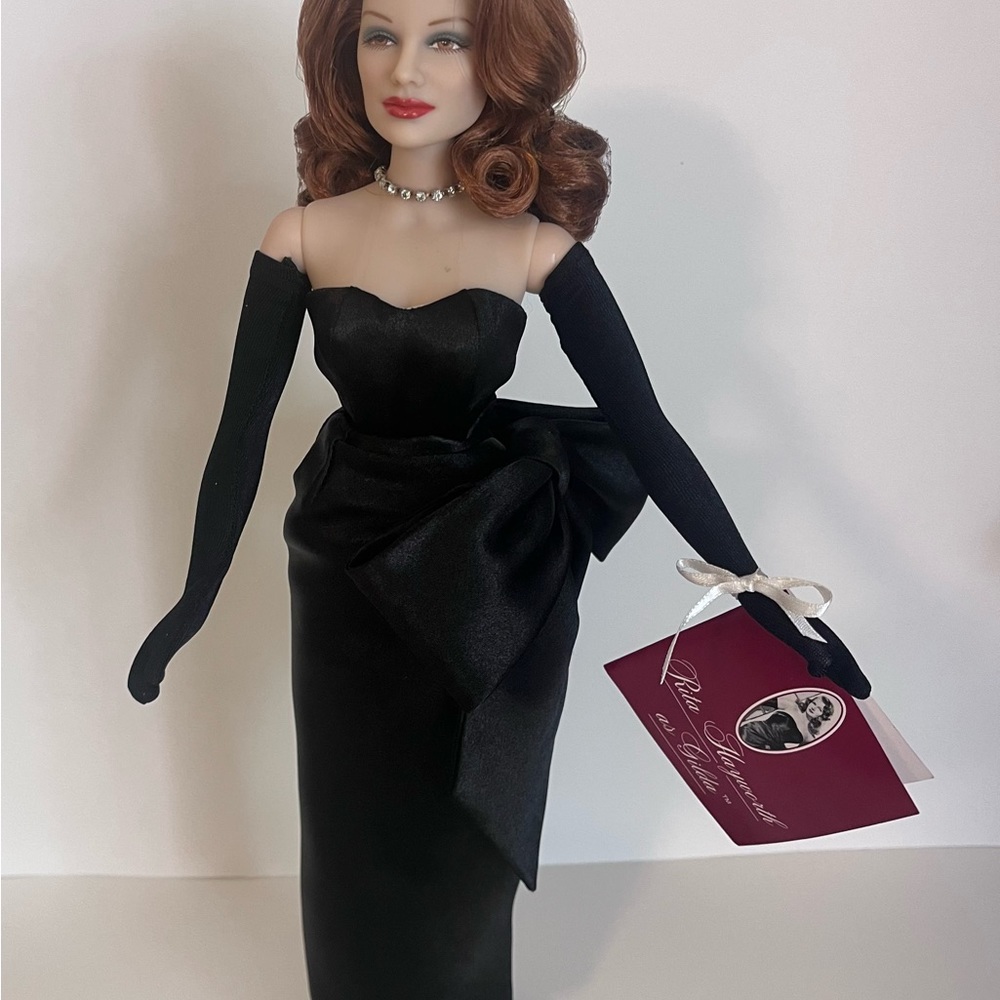 ❤️🖤RITA HAYWORTH as GILDA, 14.5” Vinyl Fashion Doll. FAO SCHWARTZ. EUC. ❤️🖤 - Picture 2 of 16